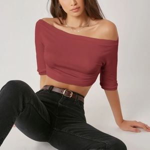 2/$10!🌸 Off the shoulder crop top